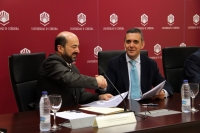 Manuel Torres y Gabriel Dondra tras la firma del contrato