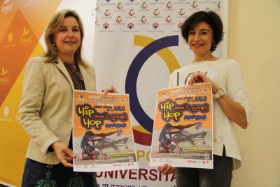 De izquierda a derecha, Rosario Mrida y Marta Domnguez, con el cartel de la actividad 