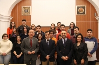 Foto de familia de autoridades y estudiantes participantes en el proyecto