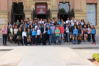 Alejandro Navarro con los estudiantes del IES Antonio Gala de Palma del Ro y del Colegio Santa Victoria de Crdoba