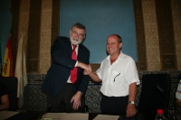 El rector, José Manuel Roldán y el secretario general  de FETE Córdoba, Manuel Gil, estrechan sus manos tras la firma del acuerdo.