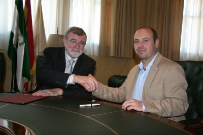 El rector, José Manuel Roldán, y el presidente de la Asociación Provincial de Personas Sordas de Córdoba, Carlos Granados, tras la firma del convenio
