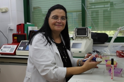 La investigadora Amparo Martnez durante su trabajo de laboratorio