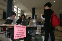Alumnos votan en el Aulario de Rabanales
