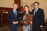 La viuda del profesor Rivera Cárdenas recibe la placa de homenaje de manos del rector José Carlos Gómez Villamandos y el decano de la Facultad, Ricardo Córdoba de la Llave.