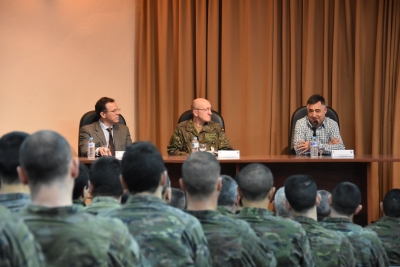 De izquierda a derecha, Eulalio Fernández, Rafael Colomer Martínez y Gervasio Sánchez durante la conferencia.