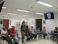 La vicerrectora de Vida Universitaria y Responsabilidad Social, Rosario Mérida, saluda a los asistentes a la reunión