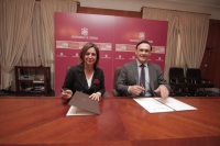 Isabel Ambrosio y José Carlos Gómez Villamandos, en la firma del acuerdo