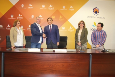 En el centro, el alcalde de La Carlota y el rector, tras la firma del convenio. Junto a ellos representantes del Ayuntamiento y de la UCO.