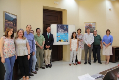 El vicerrector de Innovacin y Transferencia, Enrique Quesada (el sexto por la izquierda), junto a los dems integrantes de la Comisin, junto al cartel anunciador del premio 
