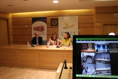 Julin Morales, Julieta Mrida y Agustina Gmez Hens se dirigen al resto de participantes del Mster Interuniversitario de Qumica (en la pantalla de la derecha) a travs de una videoconferencia