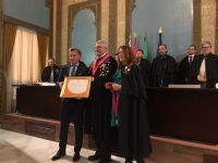 Rafael Jordano recoge la distinción concedida a la Cátedra de Gastronomía por la Cofradía del Salmorejo Cordobés