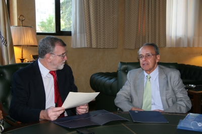 Jose Manuel Roldn (izq) y Santiago Perry intercambian impresiones tras la firma del convenio
