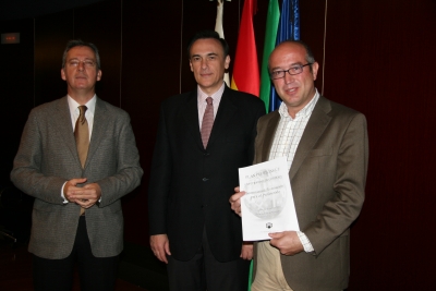 De izquierda a derecha, Carlos Mrquez, Jos Carlos Gmez Villamandos y Victor Manuel Pavn