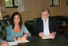 Maria Dolores Jimnez y Jose Manuel Roldn durante la firma
