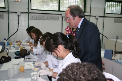 El ministro Gabilondo con alumnas del mdulo de germinacin de semillas.