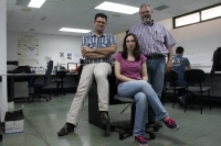Los investigadores Jos Ral Romero (izquierda), Aurora Ramrez y Sebastin Ventura, en la sala de trabajo del grupo KDIS, de la Universidad de Crdoba.