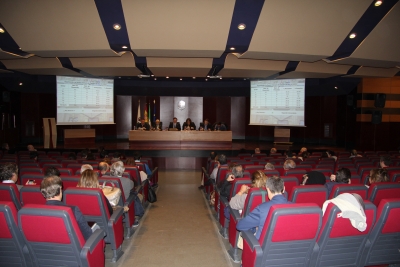 Vista general del salón de actos durante la sesión ordinaria de Claustro celebrada hoy