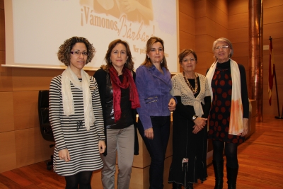 De izquierda a derecha, María Martínez-Atienza, María Rosal, Rosario Mérida, Cecilia Bartolomé y Consuelo Borreguero, minutos antes de la proyección de la película 