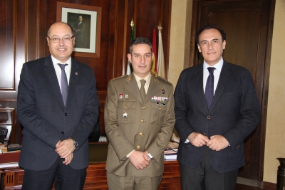 De izquierda a derecha, Antonio Cubero, el coronel Laquidin y el rector, Jos Carlos Gmez Villamandos.