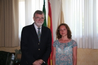 El rector, José Manuel Roldán, junto a Evgeniia Ivanova, profesora del Departamento de Relaciones Internacionales de la Universidad Federal de los Urales