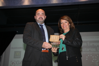 El vicerrector de Coordinación, Estudiantes y Cultura, Manuel Torres, recoge el premio