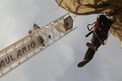 Fotonoticia: Un paracaidista promociona seguros en Rabanales