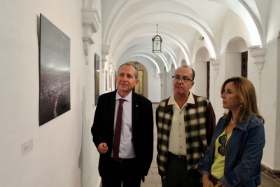 Ricardo Córdoba, José Álvarez y Rosario Mérida durante la inauguración de la exposición
