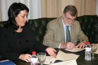 Yolanda Parrado y el rector, José Manuel Roldán, en el acto de firma del convenio entre Casa Mediterráneo y la UCO