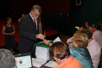El rector, José Manuel Roldán, en el momento de votar.