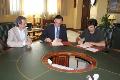 Jos Carlos Gmez Villamandos, rector de la UCO, y Miguel ngel Calero Fernndez, administrador de Cosfera,  firman el convenio acompaados por Bartolom Cantador Toril, vicepresidente del Consejo Social.