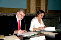 José Manuel Roldán y  Elena Cortes durante la firma de los convenios