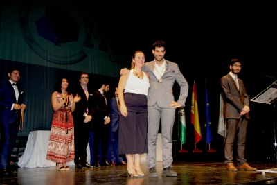 Jorge Lucena recibe de manos de Aurora Mara Barbero su medalla como quinto mejor orador del mundo.