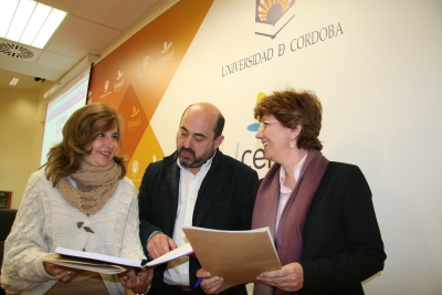 De izquierda a derecha, Rosario Mrida, Manuel Torres y Julia Angulo, en la presentacin del estudio.