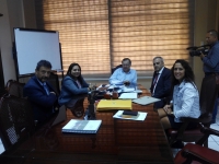 El profesor Arturo F. Chica con representantes institucionales de universidades ecuatorianas