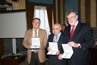De izquierda a derecha, los galardonados Mariano Herrera, ngel Trinidad y Jos Manuel Roldn Nogueras 