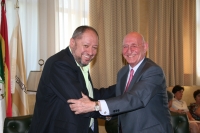 Manuel Torralbo y Rafael Navas Fossi se saludan tras la firma del convenio