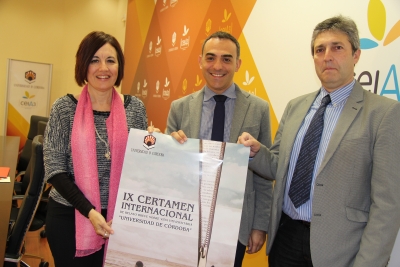 De izquierda a derecha, M Carmen Lin, Alfonso Zamorano y Juan Pedro Monferrer, con el cartel del certamen.