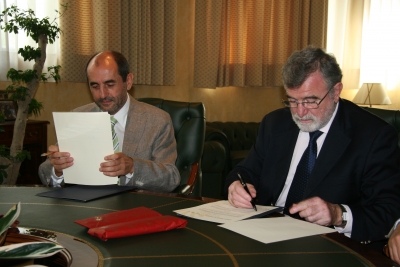 Jose Ros (izq) y Jose Manuel Roldn firman el convenio