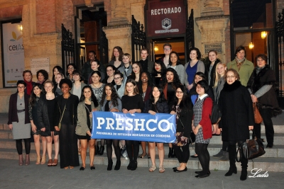 Foto de familia de autoridades académicas y participantes en el programa Preshco