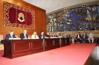 Mesa presidencial del acto de clausura del curso académico de la Cátedra Intergeneracional
