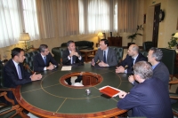 Representantes de la Universidad y ABB conversan tras la firma del acuerdo. En el centro (tercero y cuarto por la izquierda), Eduardo Villar y José Carlos Gómez Villamandos