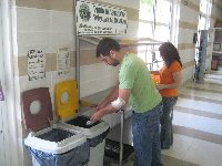 El SEPA pone en marcha la Campaa R3 ( ' residuos al cubo'), una experiencia piloto para la separacin selectiva de residuos en las cafeteras y comedores universitarios.