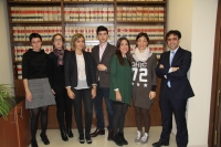 La vicerrectora y el vicedecano de Relaciones Internacionales, Nuria Magaldi y Antonio Bueno, en los extremos, junto a los alumnos y dos profesoras del programa de italiano.