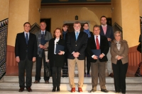 El rector, con representantes de los Ayuntamientos particpantes y responsables de la Ctedra Intergeneracional.