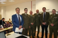 Autoridades académicas y militares asistentes a la conferencia