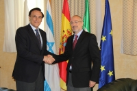 El rector José Carlos Gómez Villamandos saluda al embajador de Israel en España, Daniel Kutner