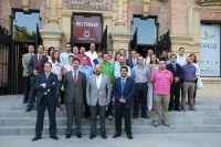 Foto de familia de autoridades universitarias, beneficiarios y empresas participantes del programa de becas de la Fundación Cajasur