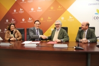 De izquierda a derecha, Carmen Balbuena, José Carlos Gómez Villamandos, Ignacio Fernández de Mesa y Rafael Navas, tras la firma del acuerdo.