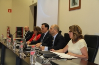 El rector e integrantes de su equipo durante la última sesión del Consejo de Gobierno de este curso.